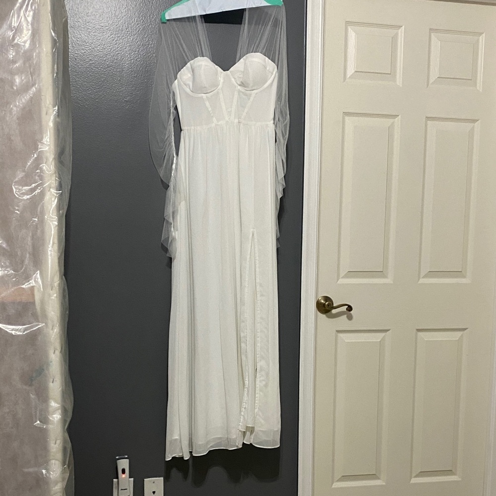 Elegant White Strapless Dress